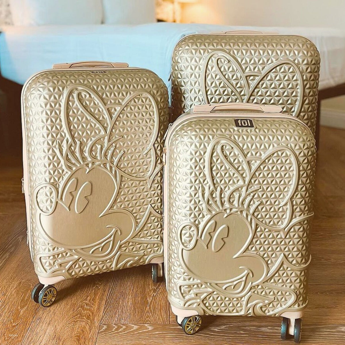 Disney Minnie Mouse FŪL 30" Luggage Spinner Taupe