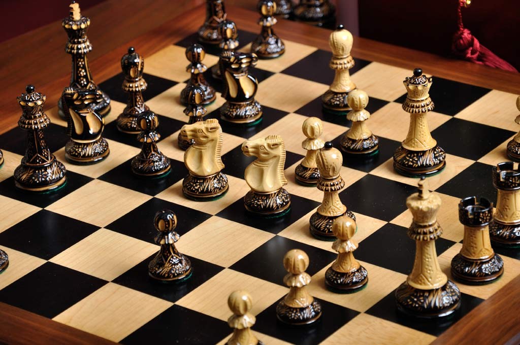 Staunton Burnt Reykjavik II Chess Set, Box and Board Combination - Burnt Boxwood