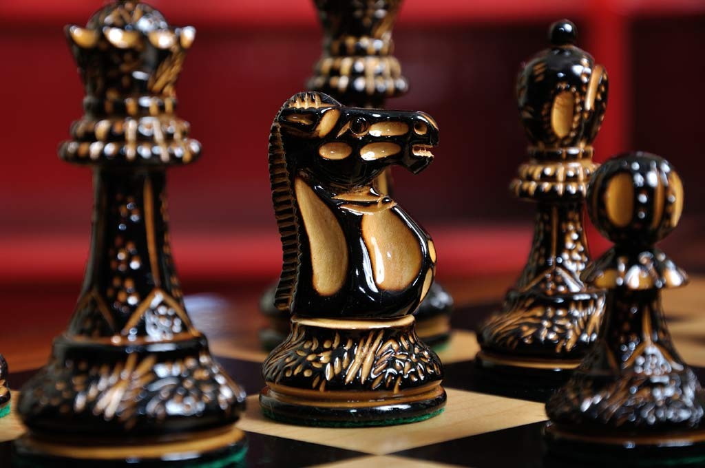Staunton Burnt Reykjavik II Chess Set, Box and Board Combination - Burnt Boxwood